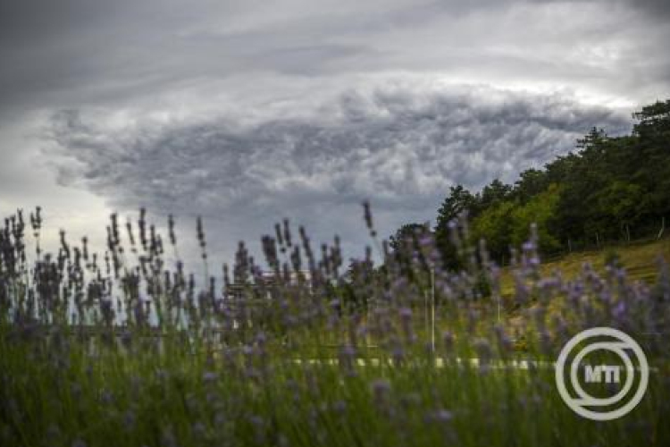 Lehűlés érkezik erős széllel és esővel a hét elején