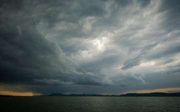 Megbillent a Balaton víztükre